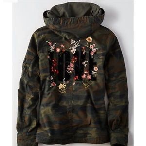 American Eagle Camo Jacket - Love Medium